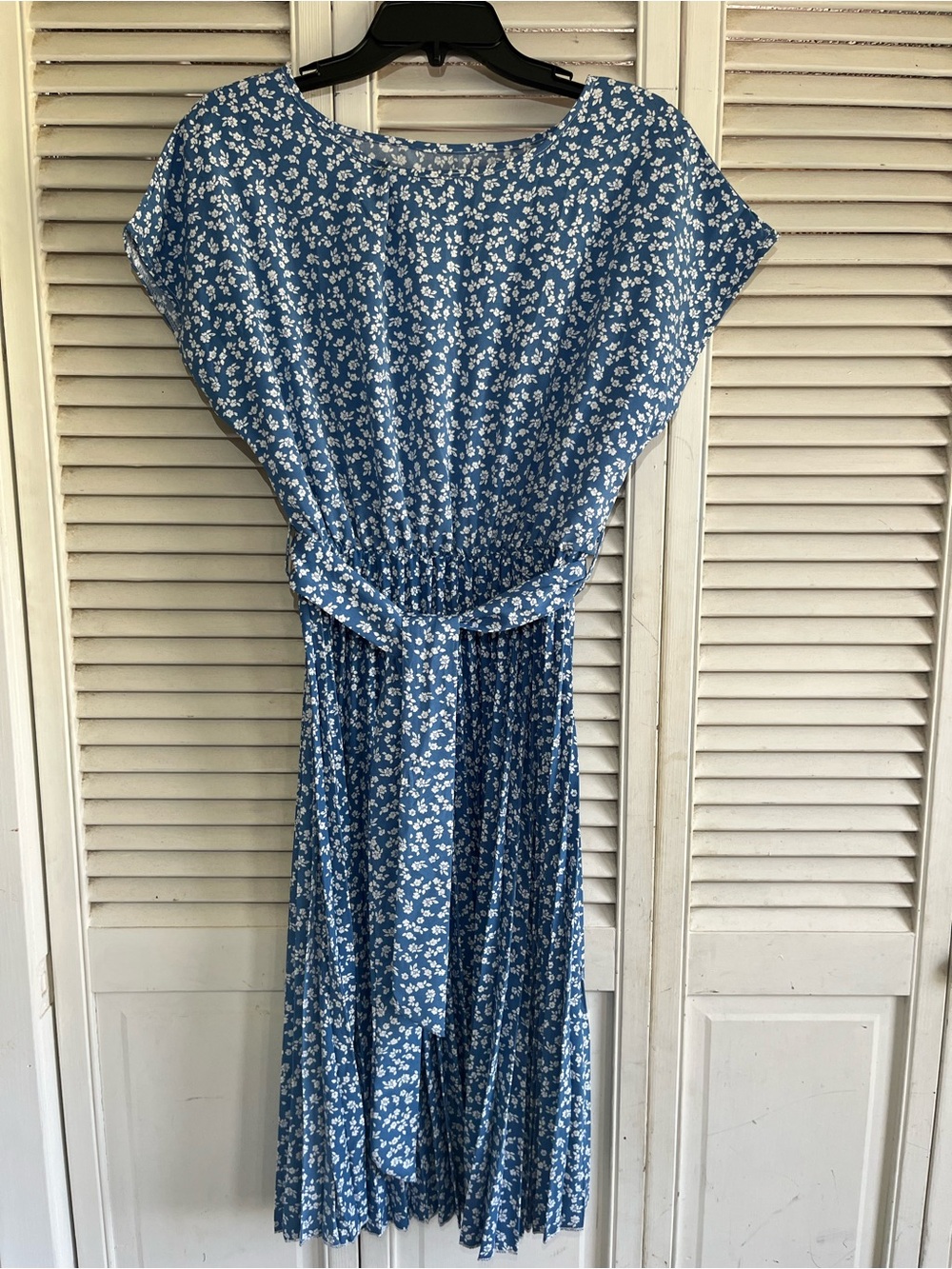 Short sleeve accordion pleated floral midi dress with tie waist